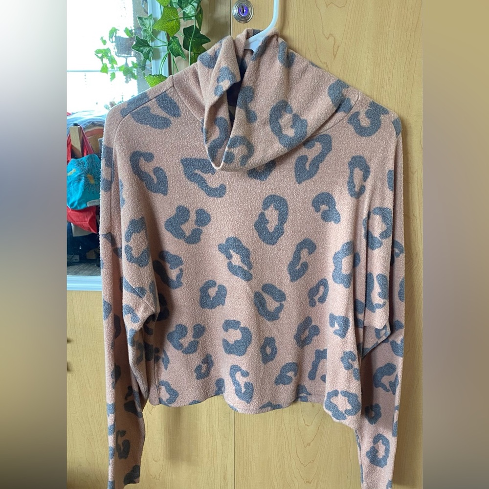 cropped. thinner material. would better fit xs
